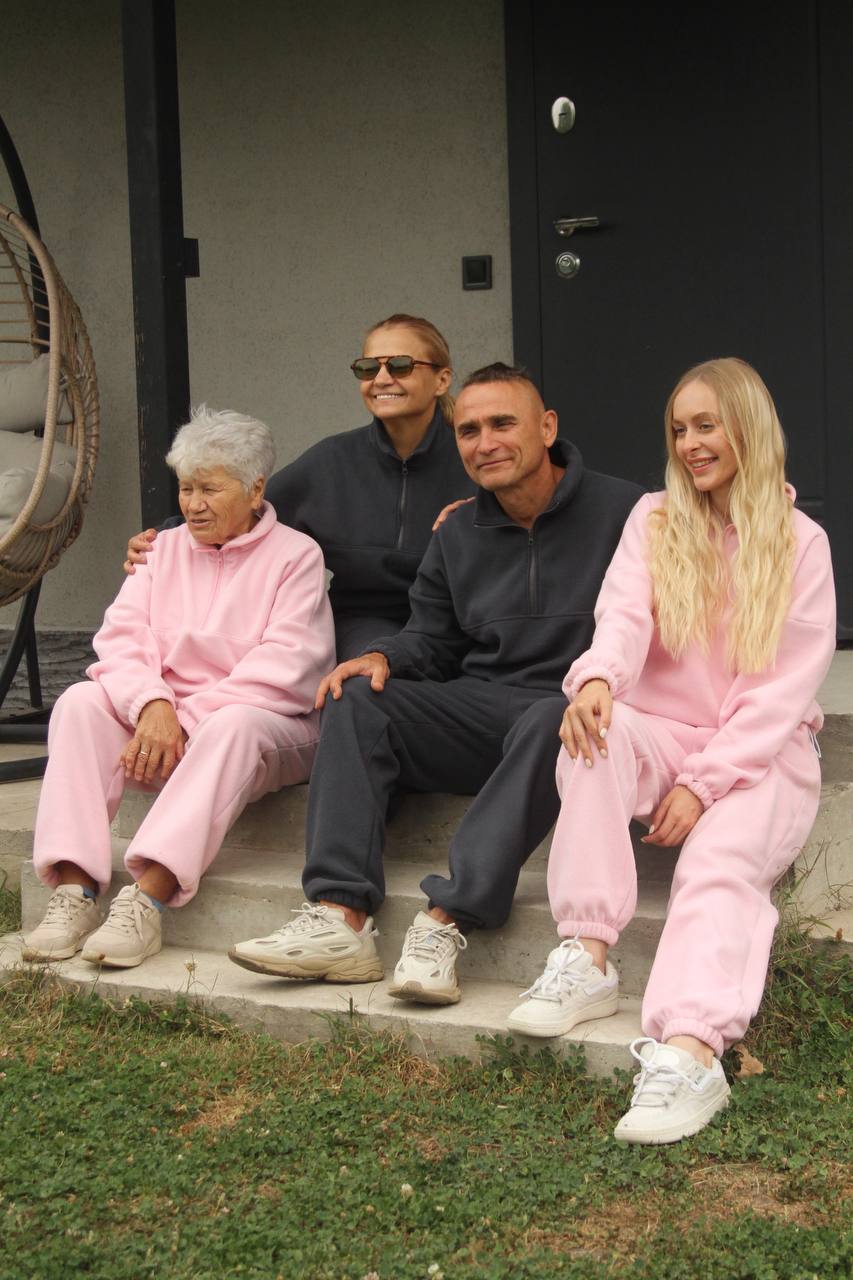 Родина у флісових костюмах TORI